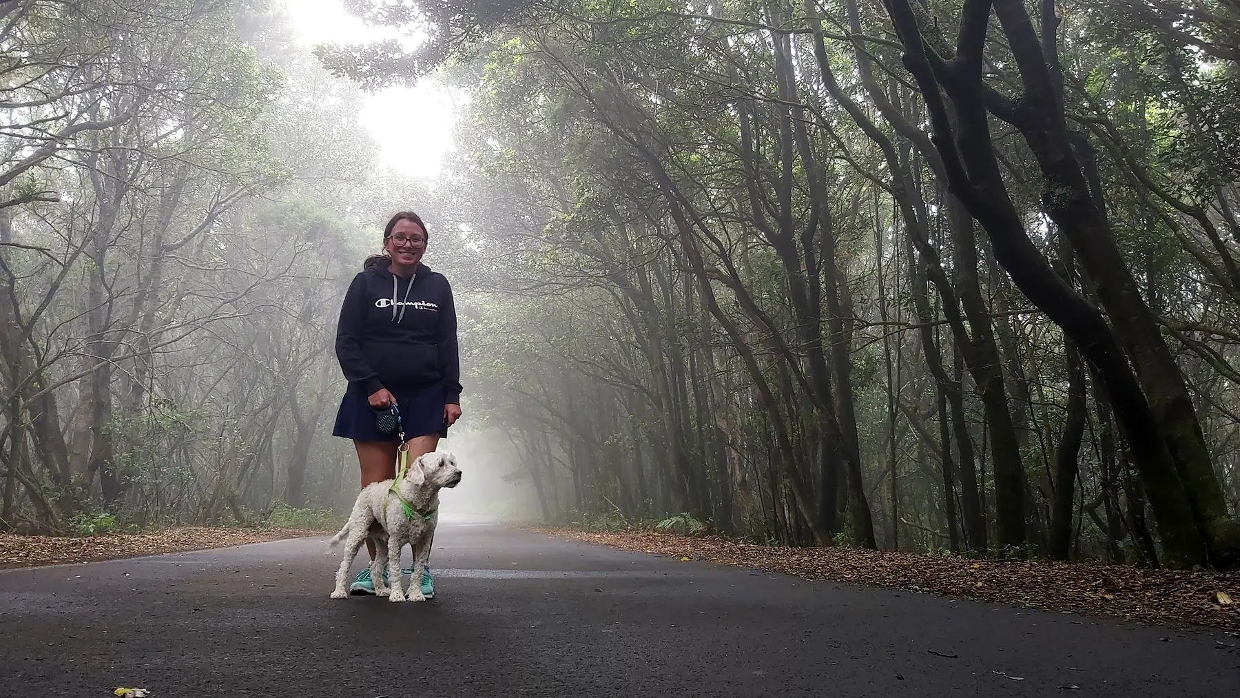 Angelines paseando con su perro entre la niebla