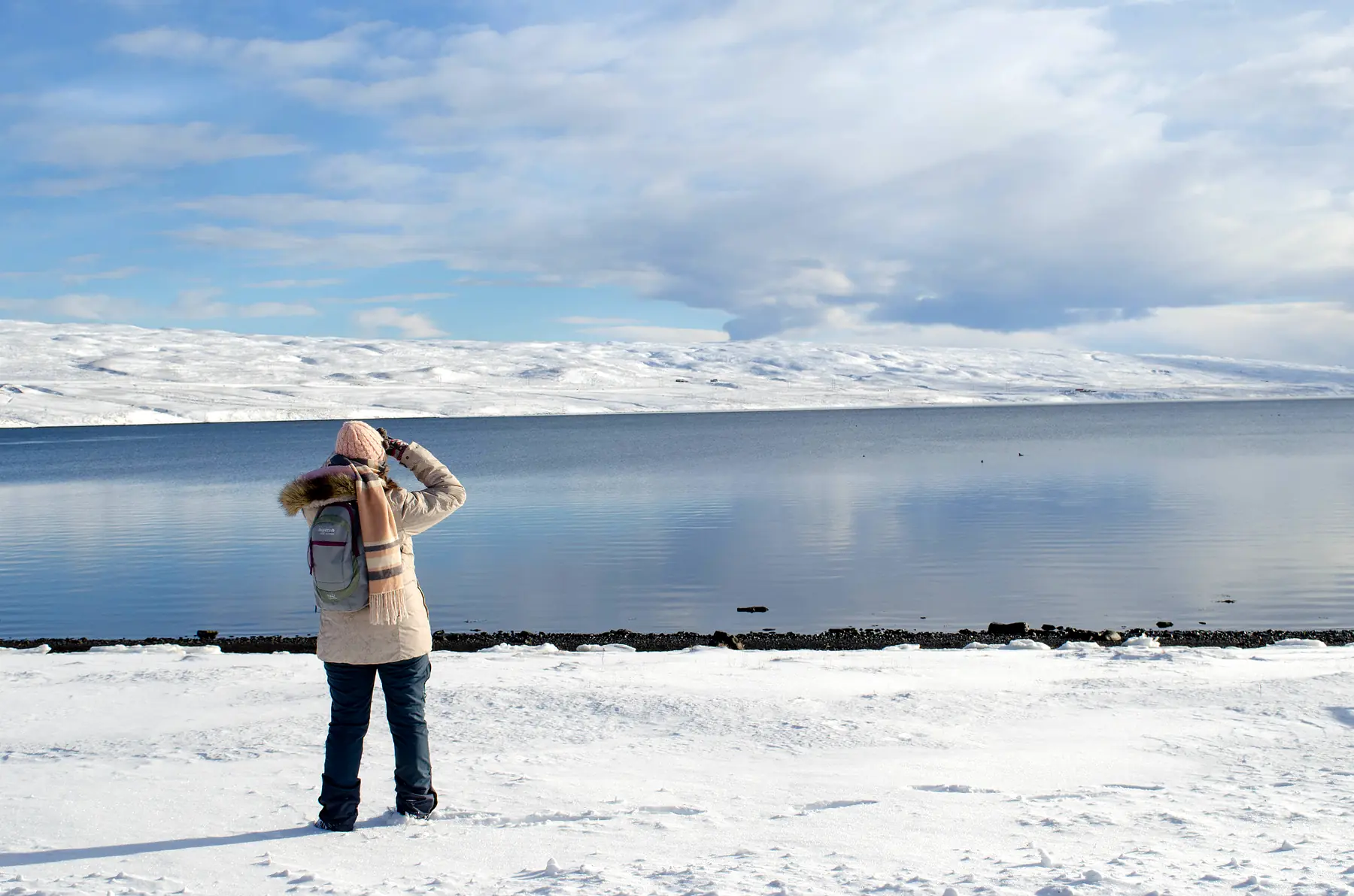 Angelines contemplando un lago helado