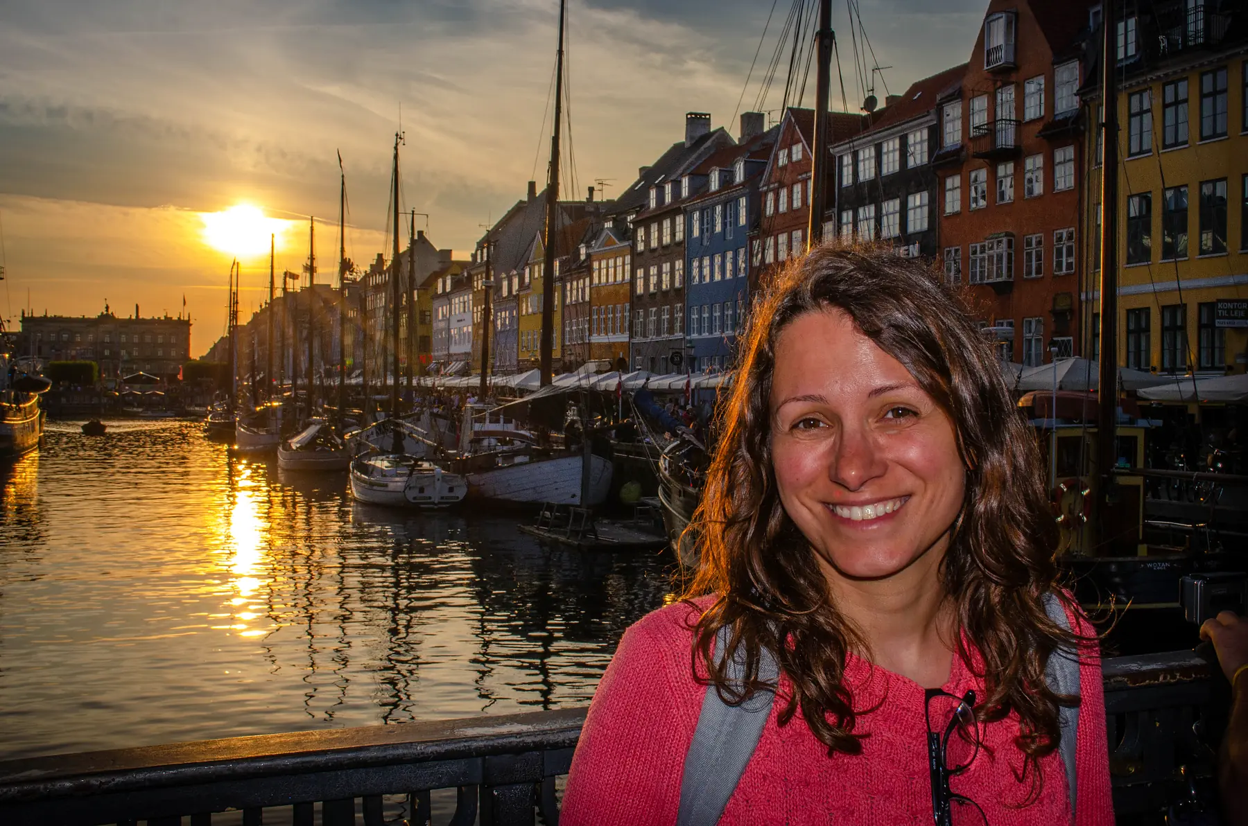Angelines sonriendo junto a un canal al atardecer