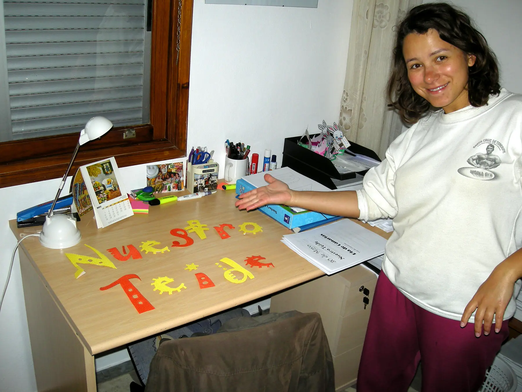Angelines preparando una actividad en el aula