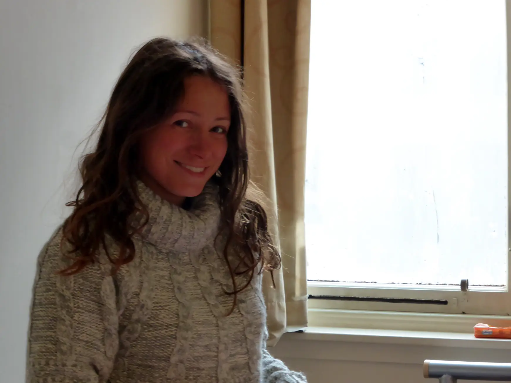 Retrato de Angelines junto a una ventana