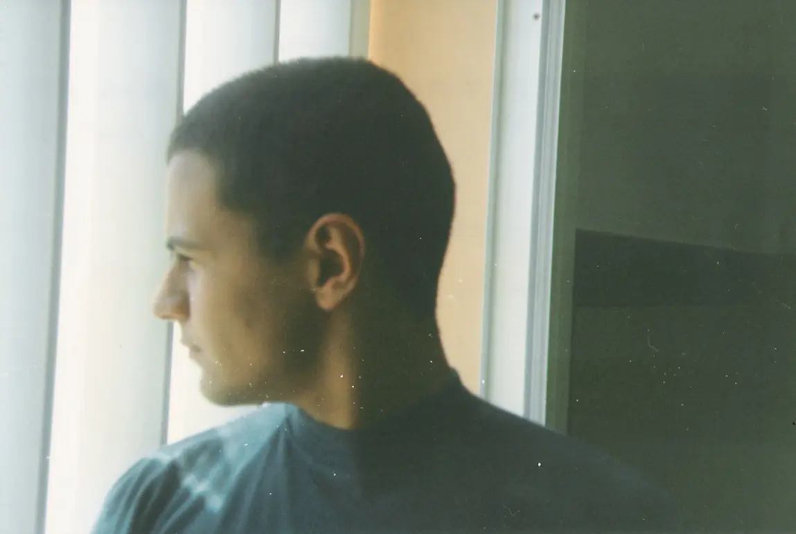 Retrato de Manuel junto a una ventana