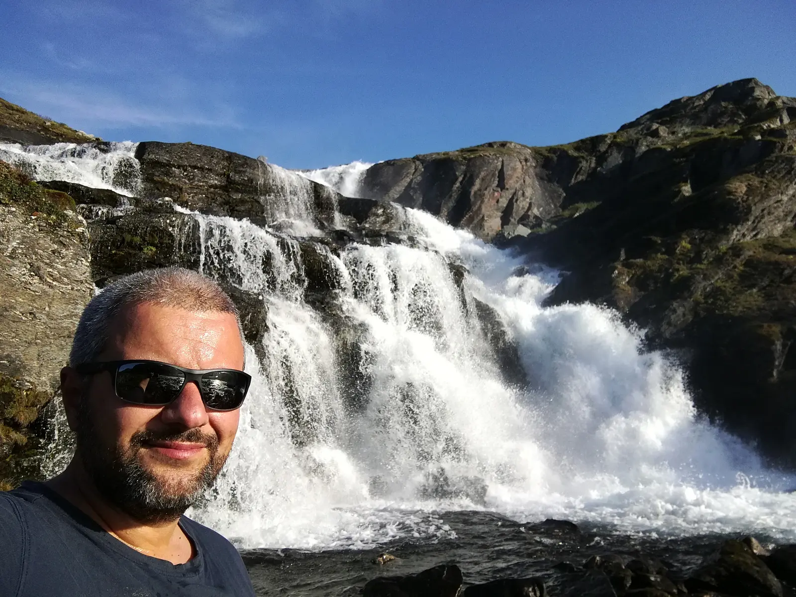 Manuel junto a una cascada
