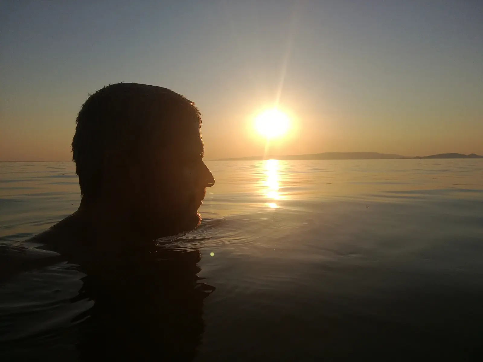 Silueta de Manuel frente al atardecer