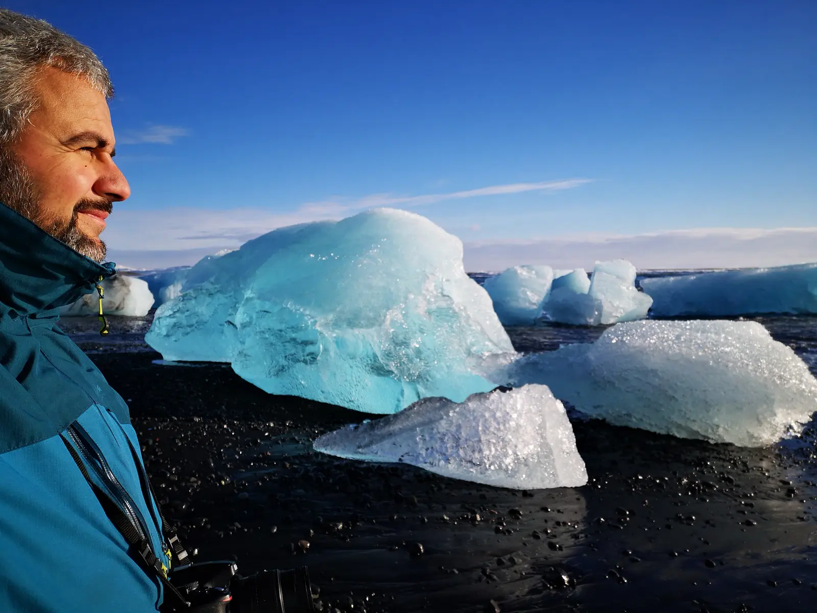 Manuel junto a bloques de hielo