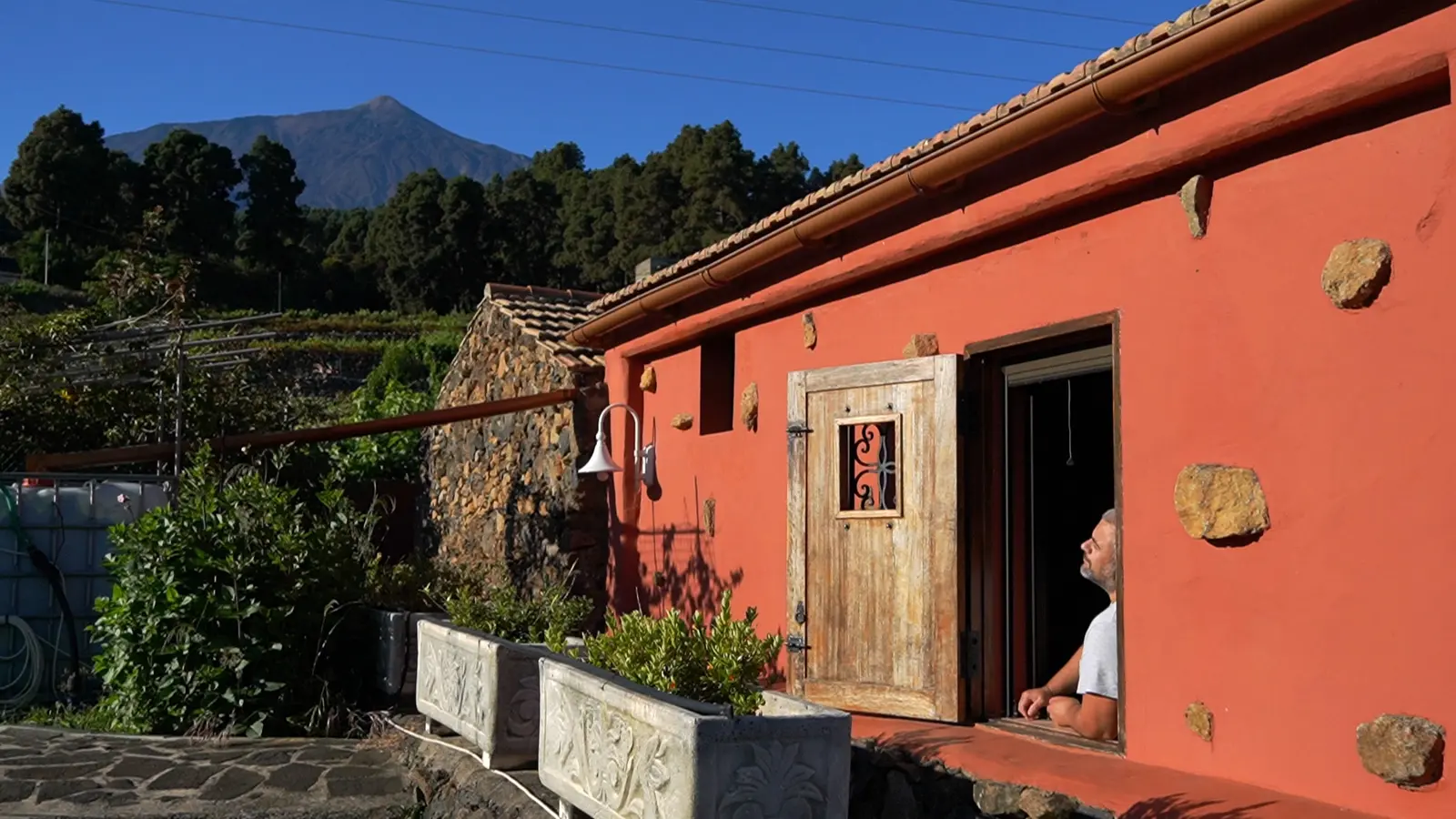 Manuel contemplando el Teide desde una casa tradicional canaria